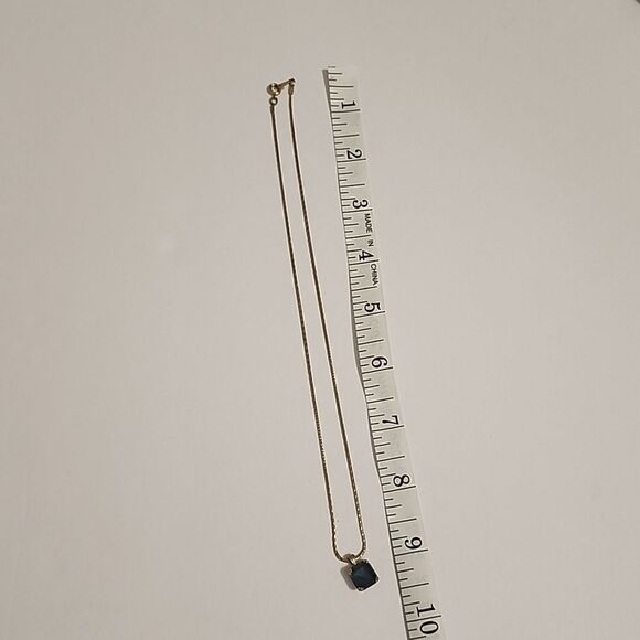 Avon Faceted Blue Glass Square Cut Solitaire Pendant Necklace Womens - Picture 4 of 4